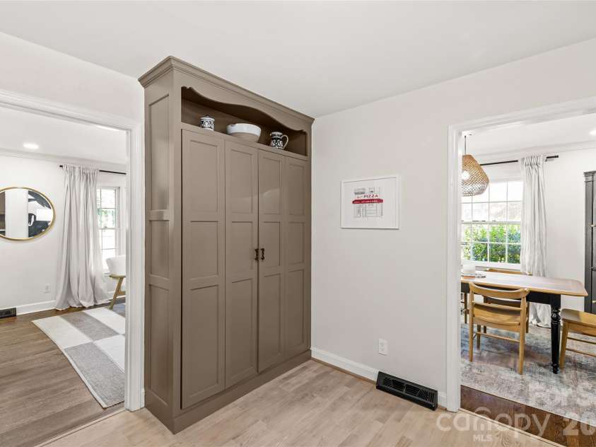7013 Old Forge Drive, Charlotte, NC 28226.  MLS# CAR4369320, YatesRealty ID 13331. 