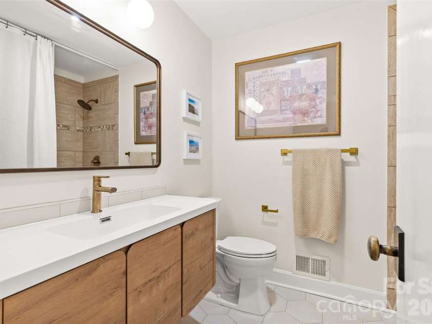 7013 Old Forge Drive, Charlotte, NC 28226.  MLS# CAR4369320, YatesRealty ID 13331. 