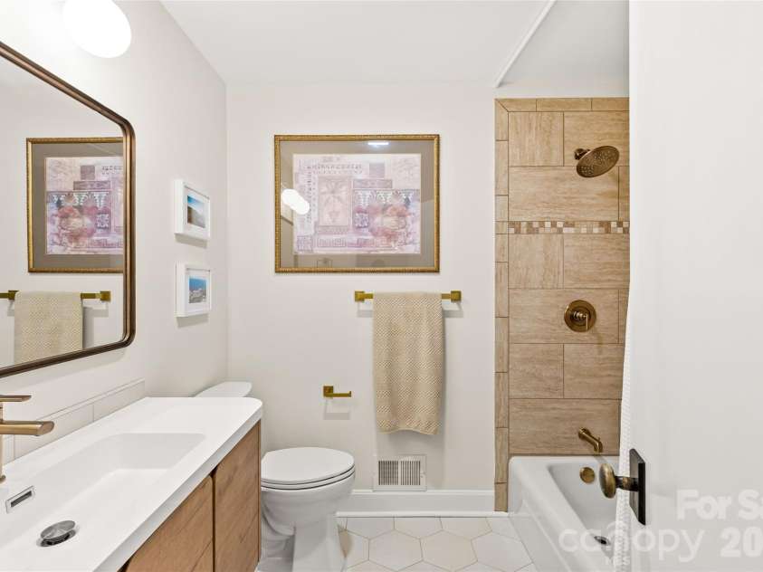 7013 Old Forge Drive, Charlotte, NC 28226.  MLS# CAR4369320, YatesRealty ID 13331. 