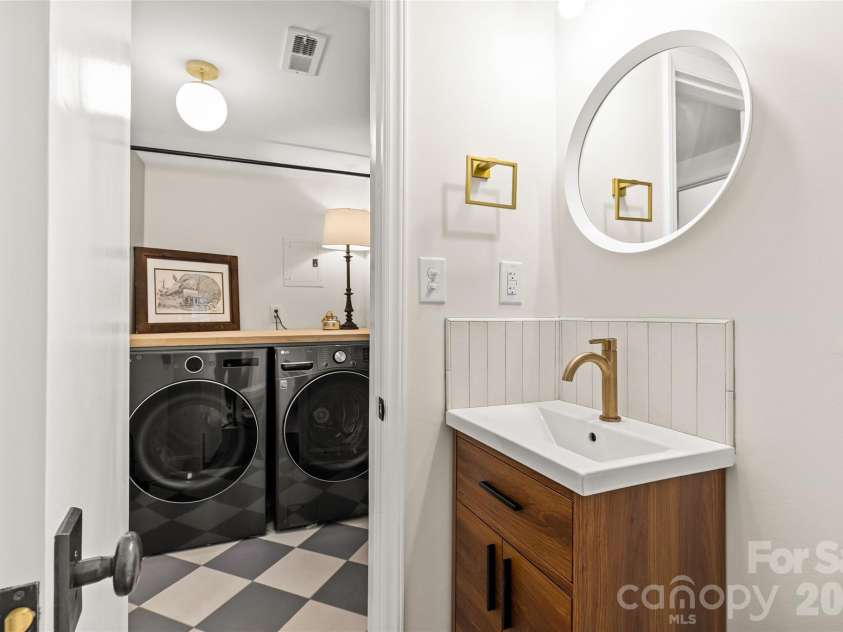 7013 Old Forge Drive, Charlotte, NC 28226.  MLS# CAR4369320, YatesRealty ID 13331. 