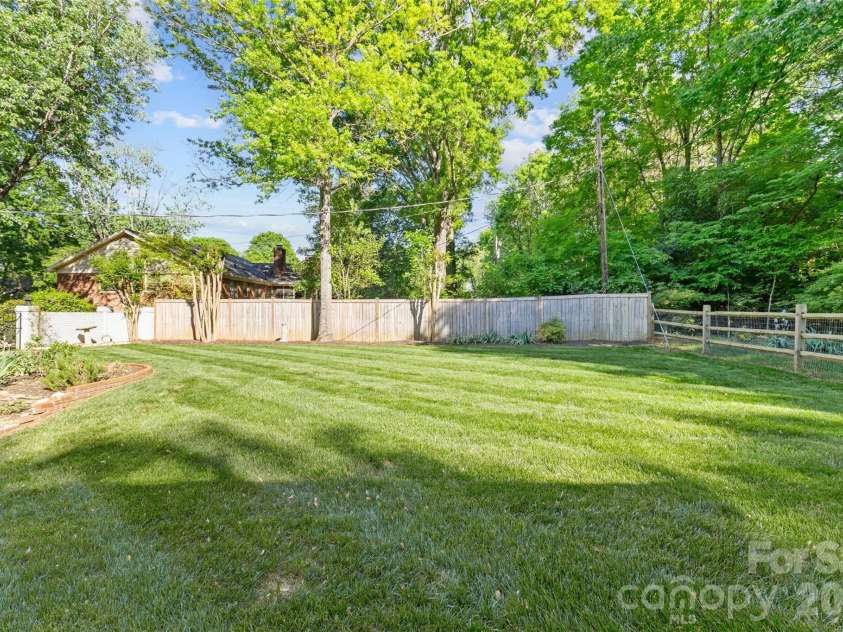 7013 Old Forge Drive, Charlotte, NC 28226.  MLS# CAR4369320, YatesRealty ID 13331. 