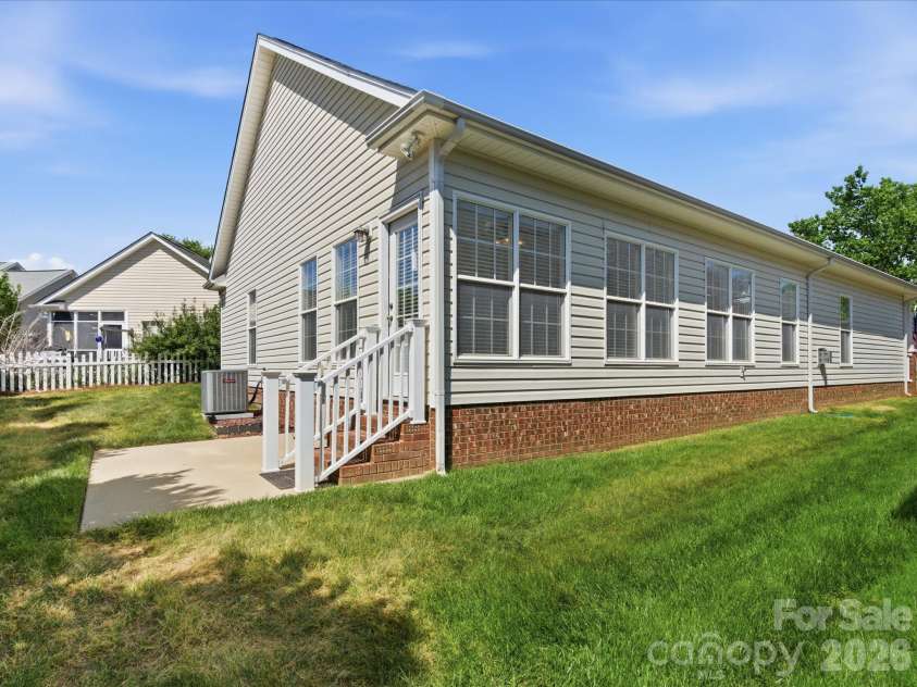1008 Wanda Drive, Matthews, NC 28104.  MLS# CAR4369739, YatesRealty ID 13332. 
