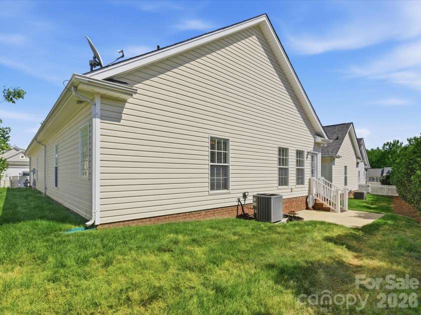 1008 Wanda Drive, Matthews, NC 28104.  MLS# CAR4369739, YatesRealty ID 13332. 