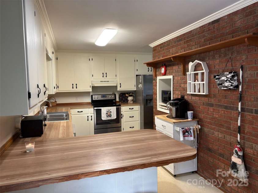 212 Davies Circle, Cleveland, NC 27013.  MLS# CAR4250221, YatesRealty ID 13334. New kitchen paint.