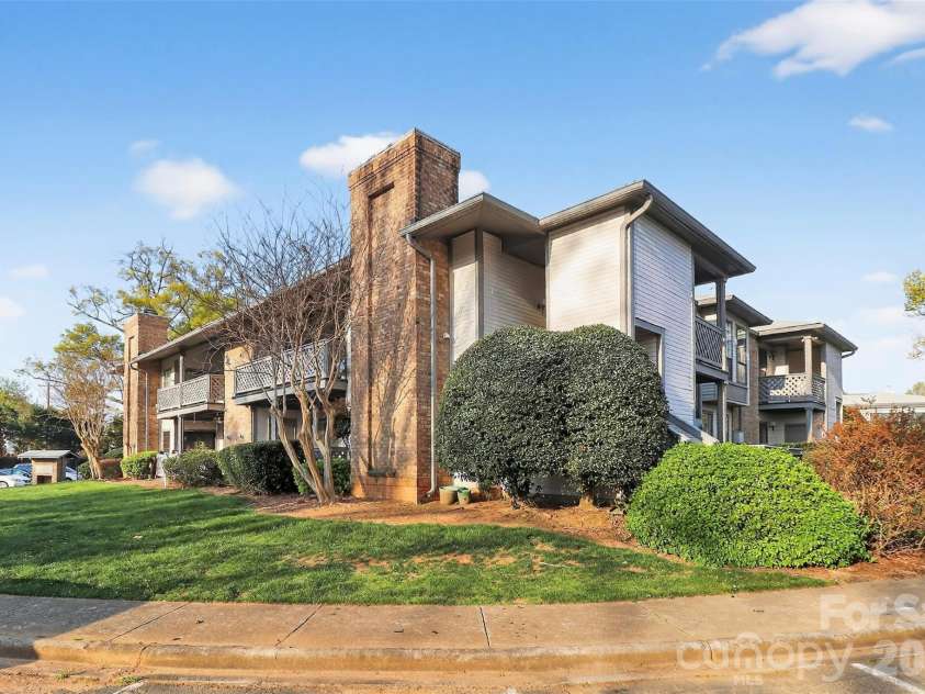 5862 Harris Grove Lane, Charlotte, NC 28212.  MLS# CAR4362167, YatesRealty ID 13334. 