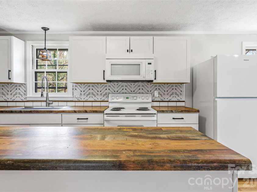 143 Rocky Ridge Road, Pisgah Forest, NC 28768.  MLS# CAR4364928, YatesRealty ID 13336. Breakfast bar