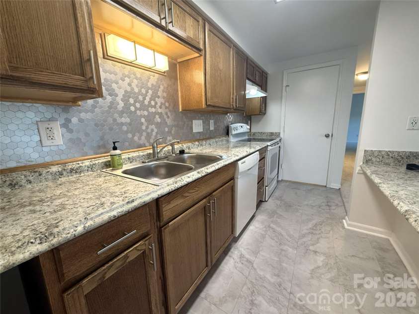 1645 Arlyn Circle, Charlotte, NC 28213.  MLS# CAR4354534, YatesRealty ID 13338. Beautifully renovated kitchen to enjoy.