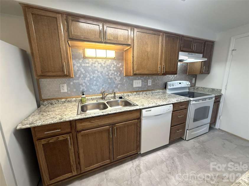 1645 Arlyn Circle, Charlotte, NC 28213.  MLS# CAR4354534, YatesRealty ID 13338. Modern back splash