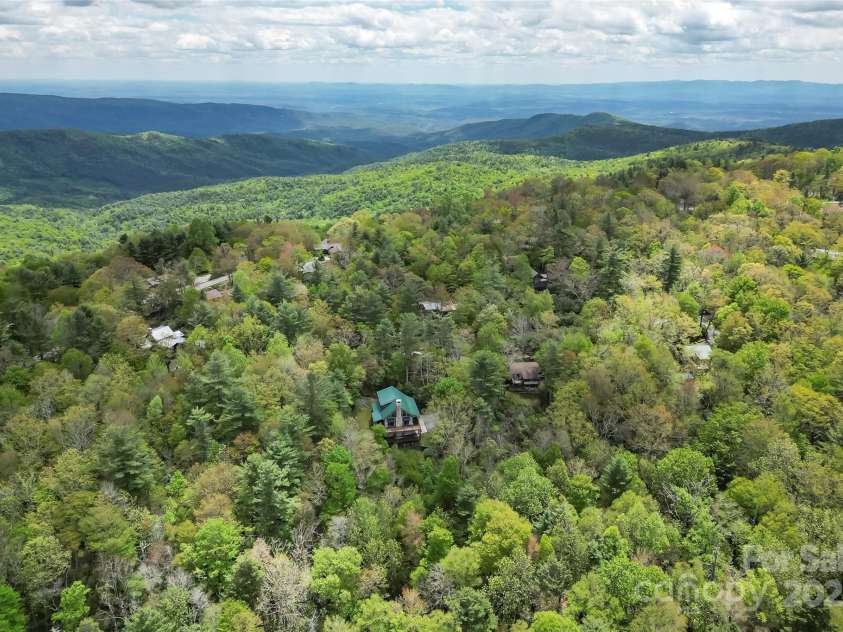 6338 West View Drive, Newland, NC 28657.  MLS# CAR4256301, YatesRealty ID 13340. 