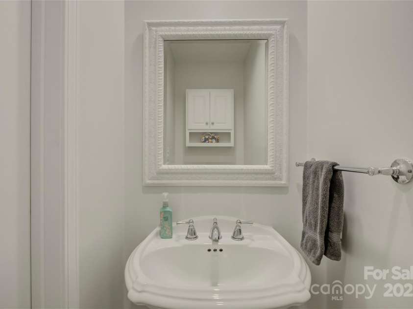 8322 Loma Linda Lane, Waxhaw, NC 28173.  MLS# CAR4238719, YatesRealty ID 13341. Half Bath.