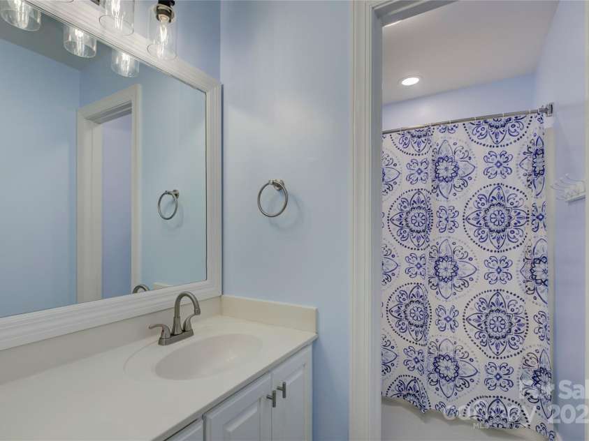 8322 Loma Linda Lane, Waxhaw, NC 28173.  MLS# CAR4238719, YatesRealty ID 13341. Hall Bath (2nd Full Bath)