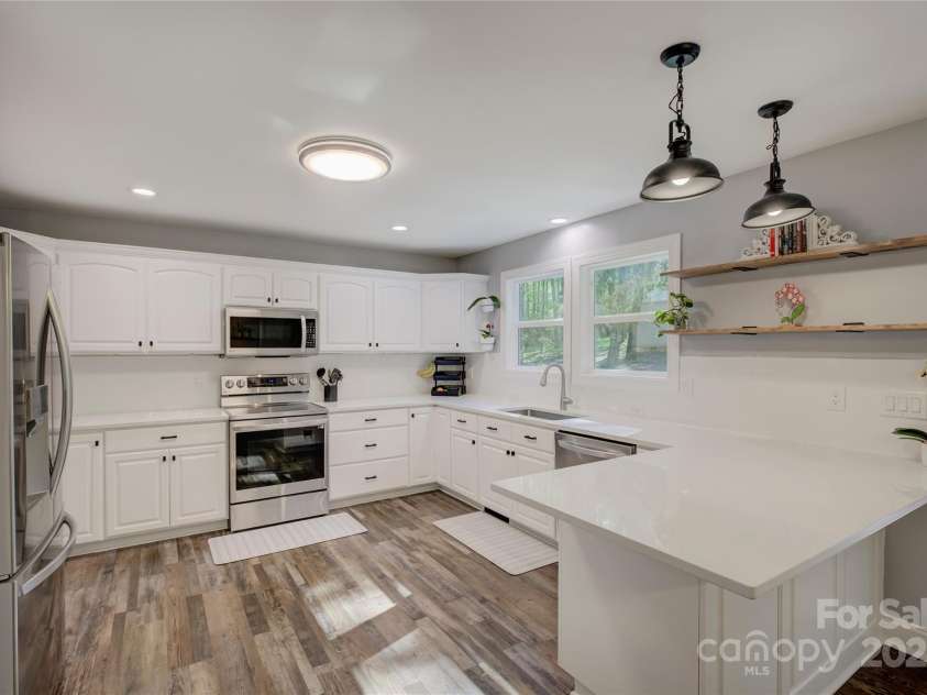 8322 Loma Linda Lane, Waxhaw, NC 28173.  MLS# CAR4238719, YatesRealty ID 13341. Kitchen.