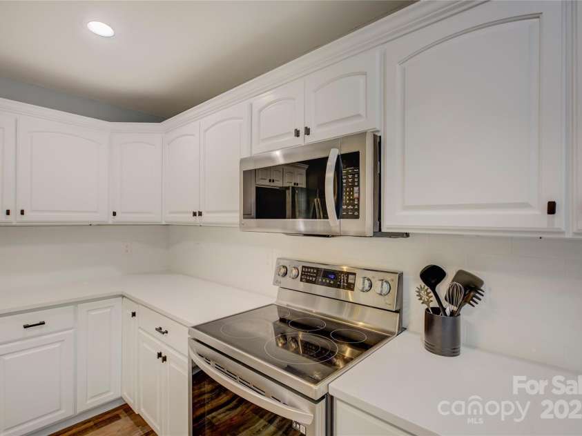 8322 Loma Linda Lane, Waxhaw, NC 28173.  MLS# CAR4238719, YatesRealty ID 13341. Stainless Steel Appliances.