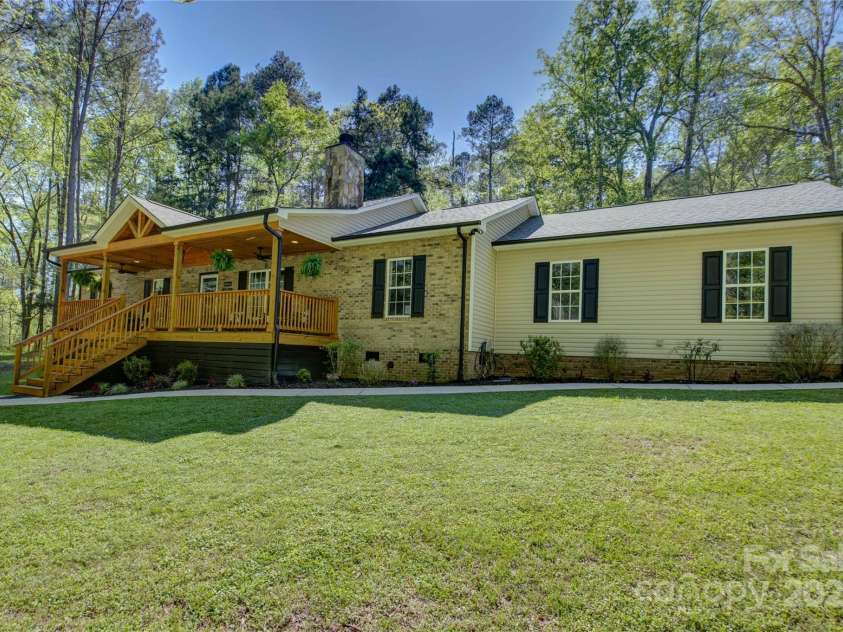 8322 Loma Linda Lane, Waxhaw, NC 28173.  MLS# CAR4238719, YatesRealty ID 13341. Welcome Home!