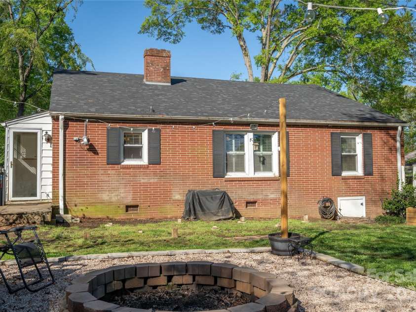 412 W D Avenue, Salisbury, NC 28144.  MLS# CAR4241062, YatesRealty ID 13343. 