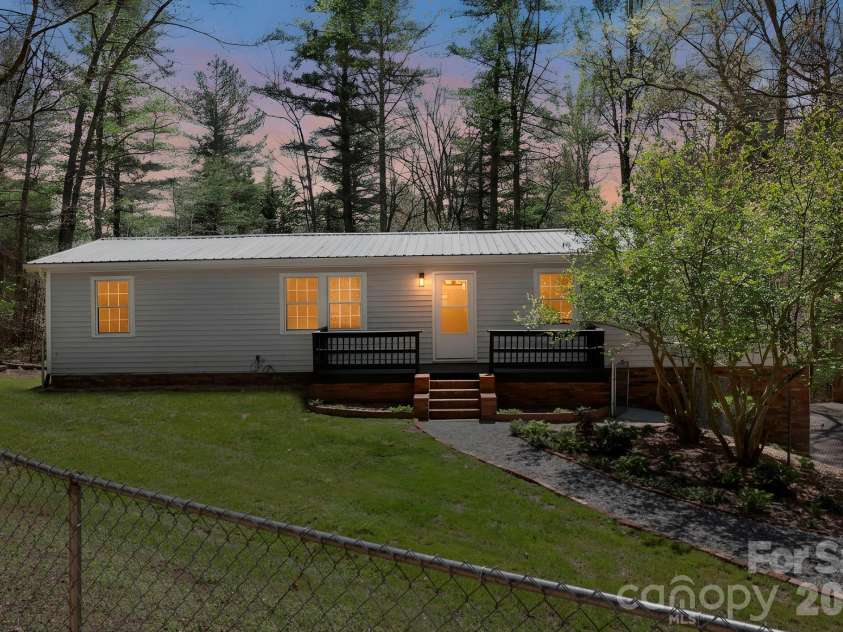 5 Country Road, Hendersonville, NC 28791.  MLS# CAR4370972, YatesRealty ID 13346. 