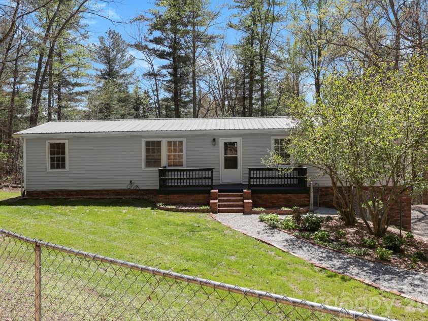 5 Country Road, Hendersonville, NC 28791.  MLS# CAR4370972, YatesRealty ID 13346. 