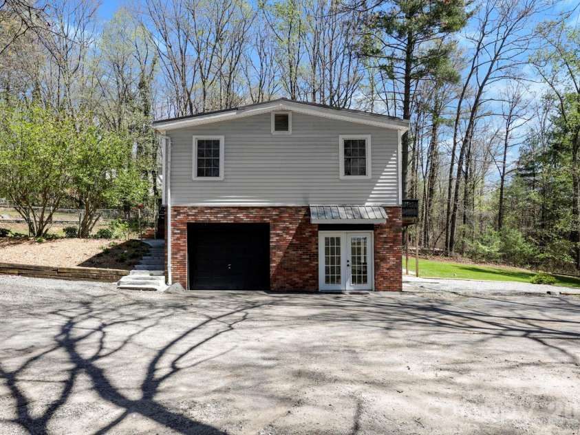 5 Country Road, Hendersonville, NC 28791.  MLS# CAR4370972, YatesRealty ID 13346. 