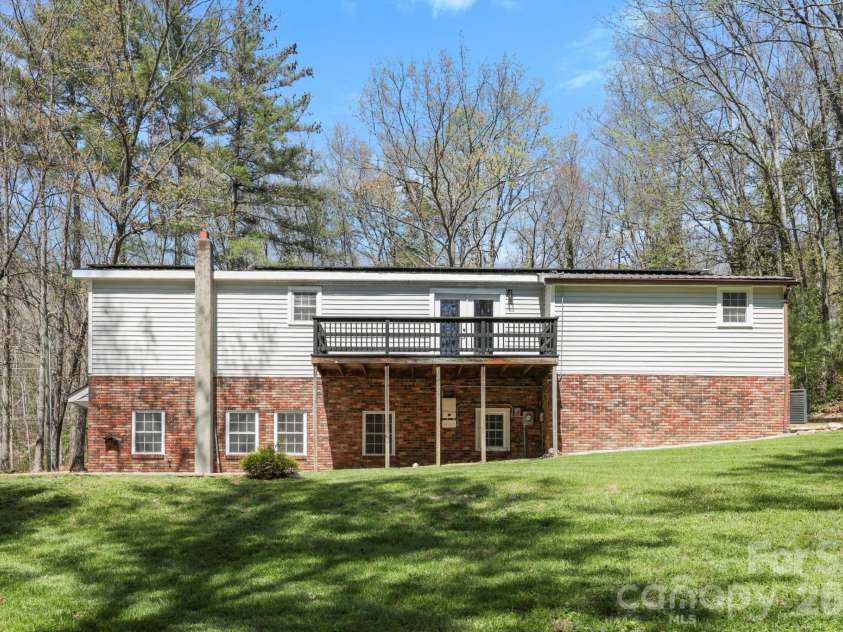 5 Country Road, Hendersonville, NC 28791.  MLS# CAR4370972, YatesRealty ID 13346. 