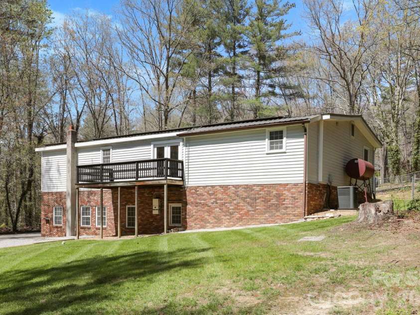 5 Country Road, Hendersonville, NC 28791.  MLS# CAR4370972, YatesRealty ID 13346. 