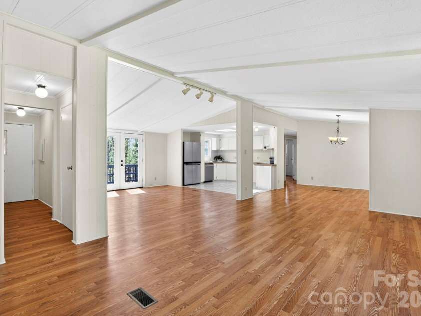 5 Country Road, Hendersonville, NC 28791.  MLS# CAR4370972, YatesRealty ID 13346. 