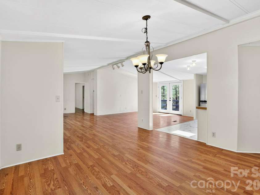 5 Country Road, Hendersonville, NC 28791.  MLS# CAR4370972, YatesRealty ID 13346. 