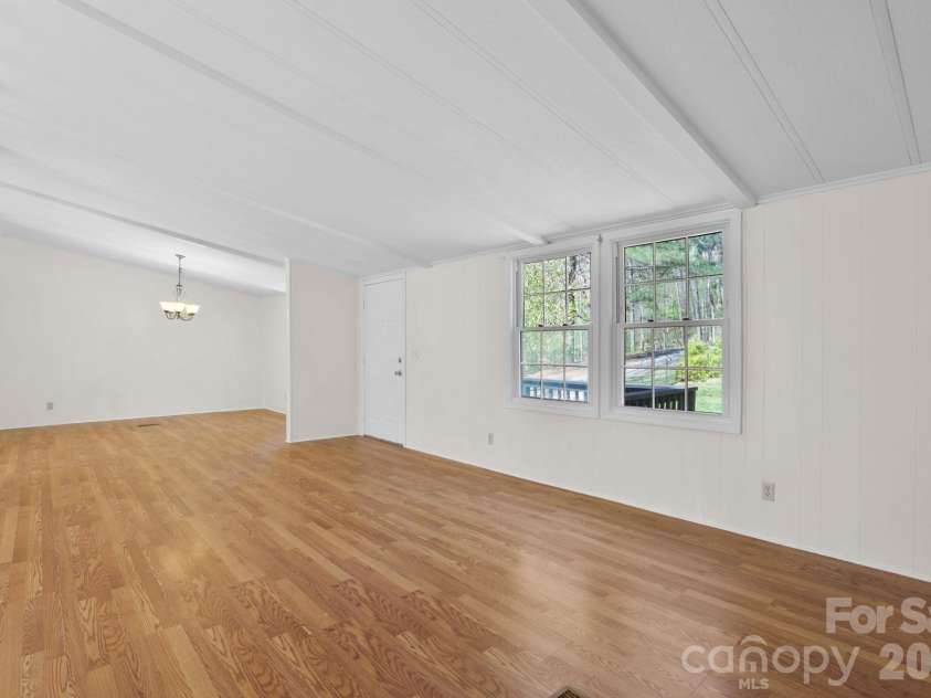 5 Country Road, Hendersonville, NC 28791.  MLS# CAR4370972, YatesRealty ID 13346. 