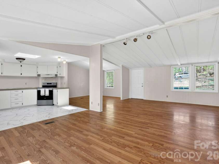 5 Country Road, Hendersonville, NC 28791.  MLS# CAR4370972, YatesRealty ID 13346. 