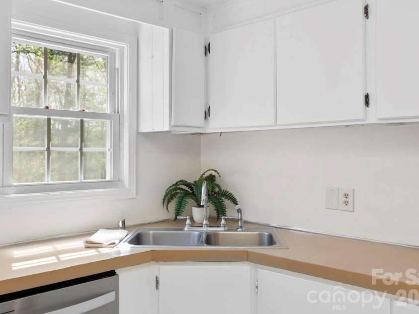 5 Country Road, Hendersonville, NC 28791.  MLS# CAR4370972, YatesRealty ID 13346. 