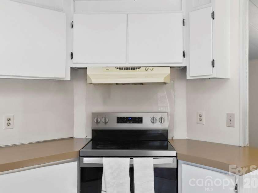 5 Country Road, Hendersonville, NC 28791.  MLS# CAR4370972, YatesRealty ID 13346. 