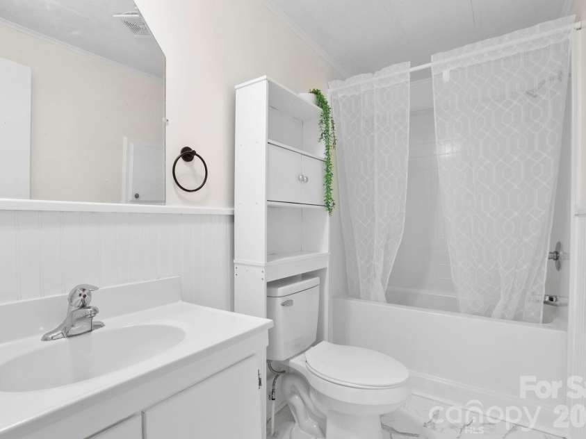 5 Country Road, Hendersonville, NC 28791.  MLS# CAR4370972, YatesRealty ID 13346. 
