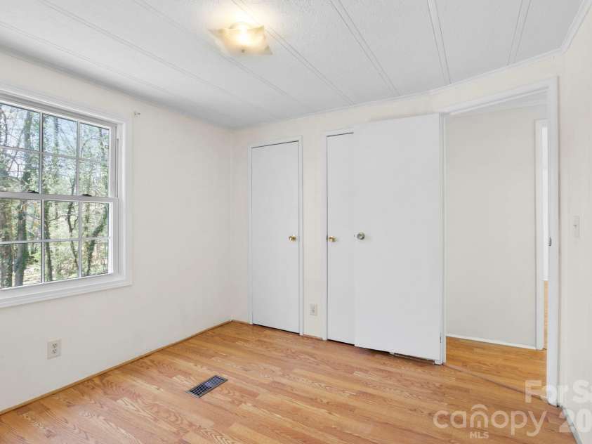 5 Country Road, Hendersonville, NC 28791.  MLS# CAR4370972, YatesRealty ID 13346. 