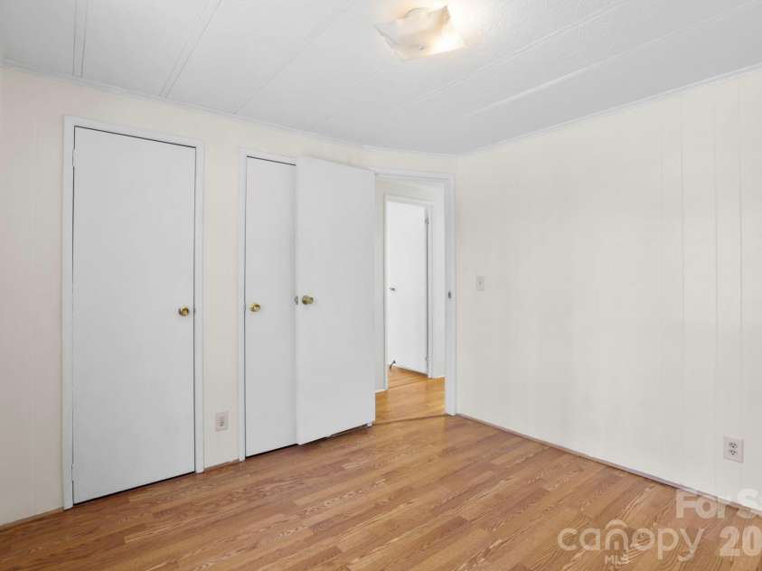 5 Country Road, Hendersonville, NC 28791.  MLS# CAR4370972, YatesRealty ID 13346. 