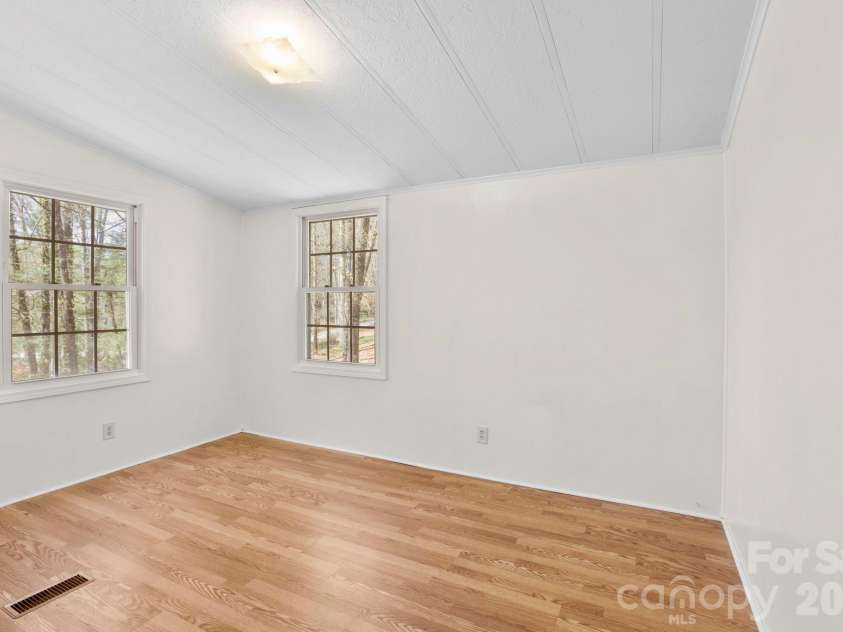 5 Country Road, Hendersonville, NC 28791.  MLS# CAR4370972, YatesRealty ID 13346. 