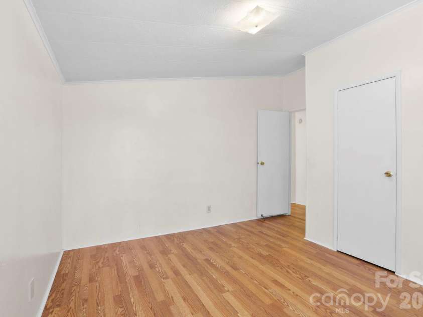 5 Country Road, Hendersonville, NC 28791.  MLS# CAR4370972, YatesRealty ID 13346. 