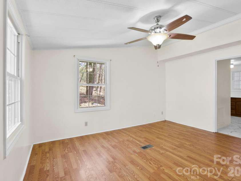 5 Country Road, Hendersonville, NC 28791.  MLS# CAR4370972, YatesRealty ID 13346. 