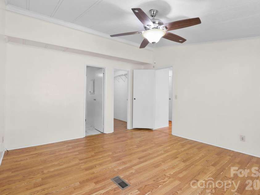 5 Country Road, Hendersonville, NC 28791.  MLS# CAR4370972, YatesRealty ID 13346. 