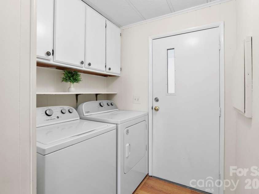 5 Country Road, Hendersonville, NC 28791.  MLS# CAR4370972, YatesRealty ID 13346. 