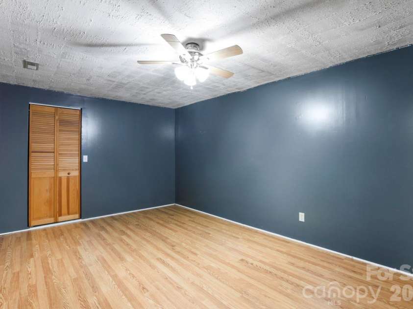 5 Country Road, Hendersonville, NC 28791.  MLS# CAR4370972, YatesRealty ID 13346. 