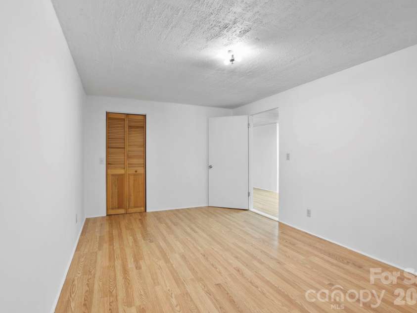 5 Country Road, Hendersonville, NC 28791.  MLS# CAR4370972, YatesRealty ID 13346. 