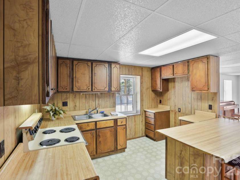 5 Country Road, Hendersonville, NC 28791.  MLS# CAR4370972, YatesRealty ID 13346. 