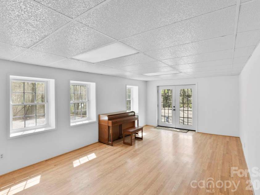 5 Country Road, Hendersonville, NC 28791.  MLS# CAR4370972, YatesRealty ID 13346. 