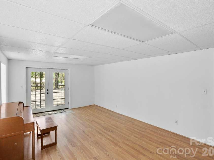 5 Country Road, Hendersonville, NC 28791.  MLS# CAR4370972, YatesRealty ID 13346. 