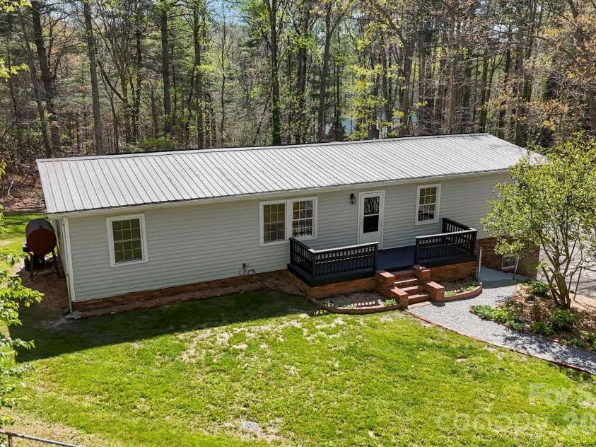 5 Country Road, Hendersonville, NC 28791.  MLS# CAR4370972, YatesRealty ID 13346. 
