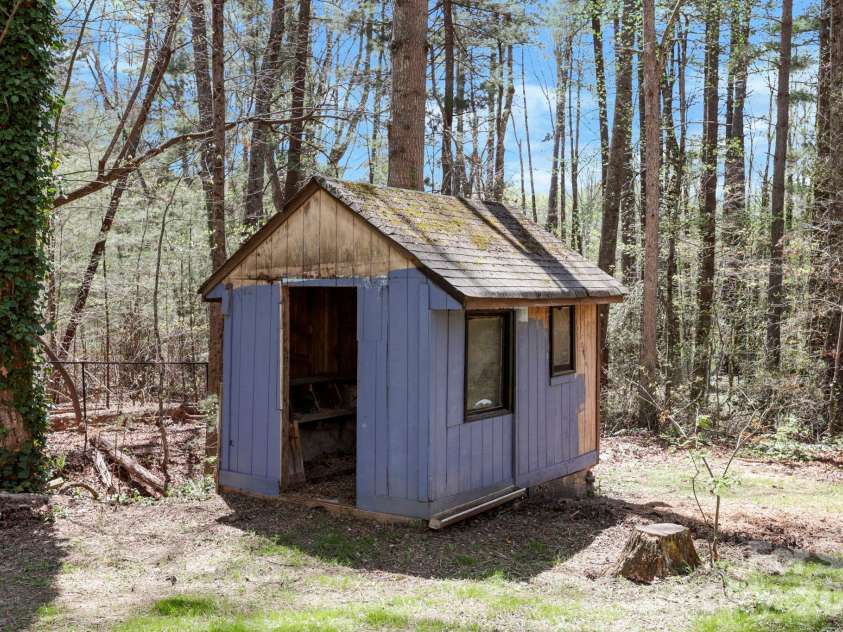 5 Country Road, Hendersonville, NC 28791.  MLS# CAR4370972, YatesRealty ID 13346. 