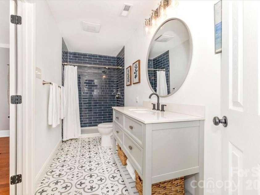 2107 Eakle Drive, Rock Hill, SC 29732.  MLS# CAR4358858, YatesRealty ID 13348. 2nd Floor full bathroom