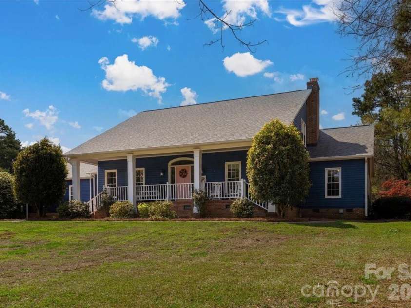 2107 Eakle Drive, Rock Hill, SC 29732.  MLS# CAR4358858, YatesRealty ID 13348. Large front yard