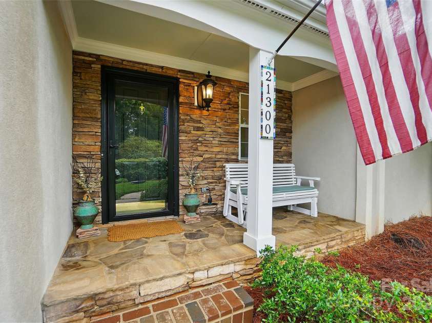 21300 Crown Lake Drive, Cornelius, NC 28031.  MLS# CAR4251104, YatesRealty ID 13348. 