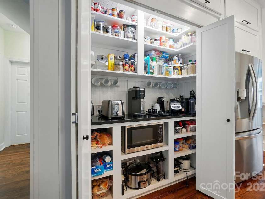 21300 Crown Lake Drive, Cornelius, NC 28031.  MLS# CAR4251104, YatesRealty ID 13348. 