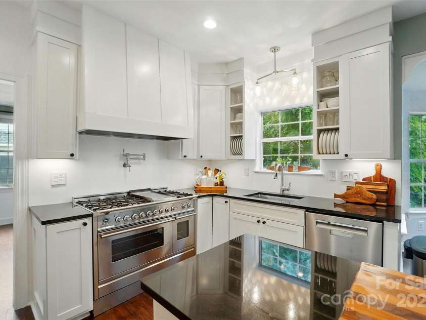 21300 Crown Lake Drive, Cornelius, NC 28031.  MLS# CAR4251104, YatesRealty ID 13348. 